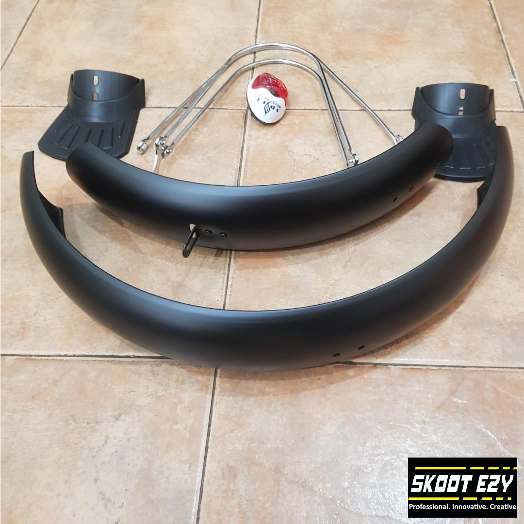 A mudguard is a piece of equipment that covers the wheels of an electric bicycle to prevent it from spewing mud, water, or other debris onto the road. It guards against filth, humidity, and damage to people and property.