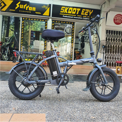 A mudguard is a piece of equipment that covers the wheels of an electric bicycle to prevent it from spewing mud, water, or other debris onto the road. It guards against filth, humidity, and damage to people and property. 